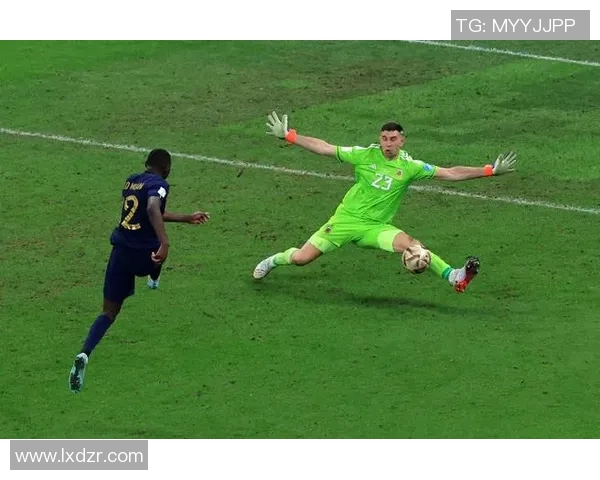 偶然自拍竟然捕捉到足球明星的精彩瞬间让人惊喜不已