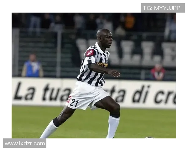 足球明星后卫精彩瞬间高清图集展现防守艺术之美与激情